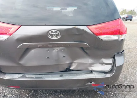 2013 Toyota Sienna Le V6 8 Passenger z USA, uszkodzony, nr VIN 5TDKK3DC7DS324882